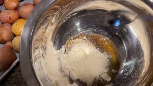 Карбонат запечённый в духовке и молодой картофель в беконе.
