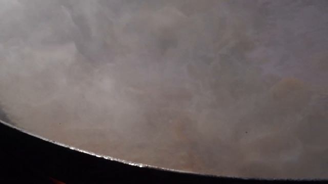 魚塘里撈一條鯉魚，二哥加點老豆腐燉，鮮嫩爽滑，表妹吃得笑嘻嘻！ 【鐵鍋視頻】