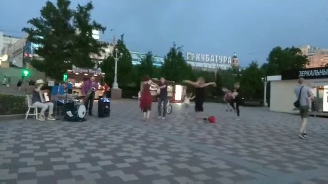 Уличные музыканты,Ах Самара-Городок на Набережной,в Самаре! смотреть онлайн