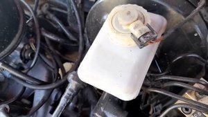 Вот где на моновпрыске подсоединяется трубка от датчика абсолютного давления.Опель Вектра а 1.6