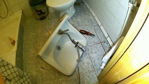 Единственный вариант: снимать раковину и срезать болты.