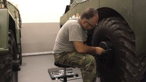 Снимаем колесо на БРДМ-1
