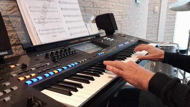 Last Christmas, the famous song by Wham played on Yamaha Genos by PSR Beginner. смотреть онлайн