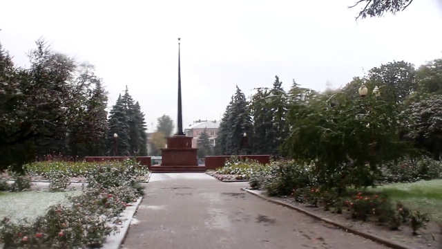 Первый снег в Макеевке выпал 3 октября 2013 года. Макеевку замело снегом! смотреть онлайн