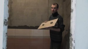 Укладка плитки в ванной. Рабочий день плиточника.