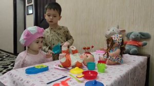 Игра в куклы. Детская посуда. Дети и куклы.
