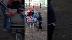 Маленькие дети качаются😂