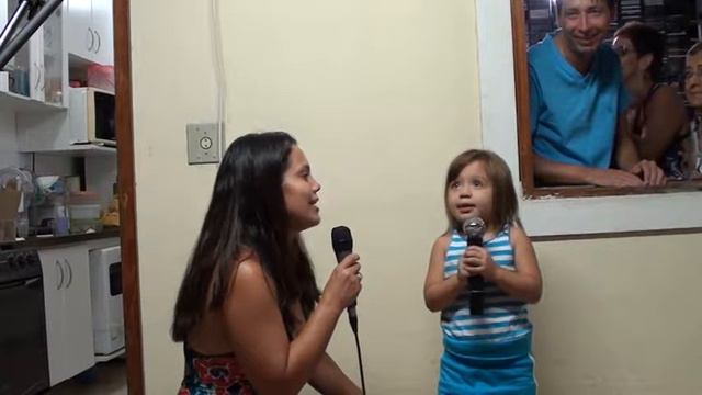 Camile e Raquel cantando no videokê смотреть онлайн