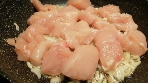 Сочная куриная грудка в сметанном соусе. Простой рецепт куриной грудки тушеной в сметане