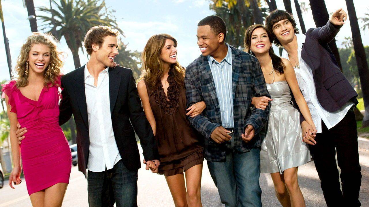 Беверли-Хиллз 90210: Новое поколение – 4 сезон 13 серия «Должно ли быть забыто старое знакомство?»