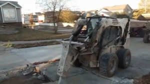 Мини погрузчик с гидромолотом в работе