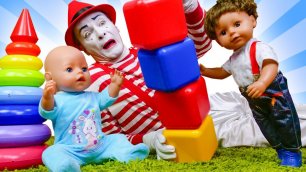 Братик Беби Бон балуется! - Весёлые игры для детей с Baby Born. Куклы видео приколы онлайн