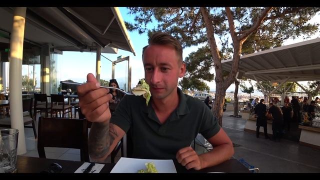 Еда на Кипре/Идеальный салат "Цезарь"/Курица под Сыром/НЕРЕАЛЬНО ОГРОМНЫЕ БЛЮДА/Ужин на закате смотреть онлайн