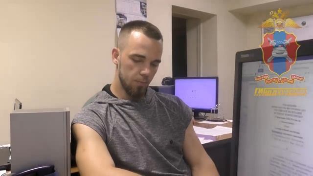 Лихач-самокатчик в Новокузнецке катит по середине проезжей части улицы Кирова смотреть онлайн