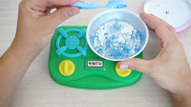 Готовим еду куклам! Играем с водой и слаймом. Мячик антистрес смотреть онлайн