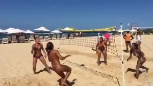 Бразилия Сочные бразильянки  играют в пляжный волейбол!