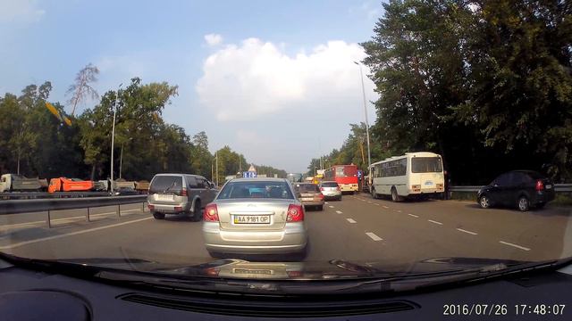 Робот-сапер на мосту и КПП Киева в день крестного хода смотреть онлайн