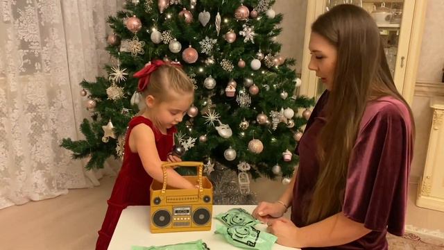 Подарки для Эмильки. Новогодняя распаковка ЛОЛ Сюрприз. Emilka's Christmas gifts. Baby LOL Surprise