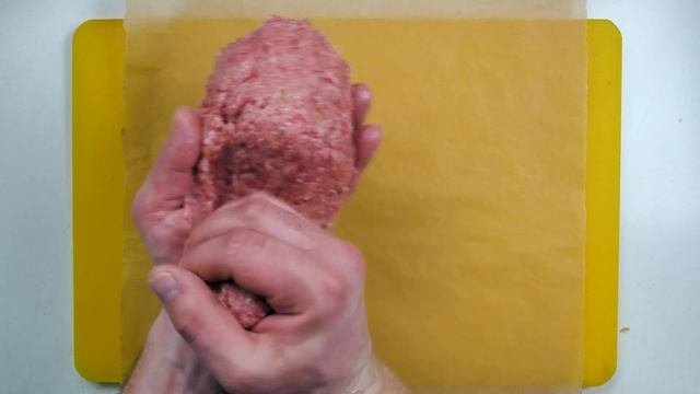 Котлеты из фарша с золотой начинкой съедаются первыми. Готовим за полчаса.