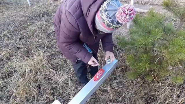 Как мы устанавливали столб для электропровода на участке смотреть онлайн