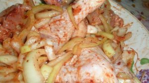 Курица с луком маринованная в соусе ткемали