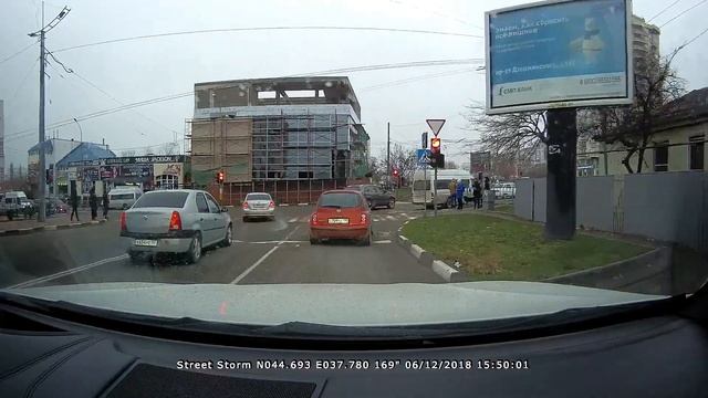 Киа м041сн93, Ниссан х709тк190, Рено х654ус93, Тойота м434ох93 нарушение ПДД в Новороссийске смотреть онлайн