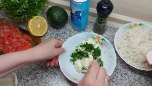 Салат с авокадо и красной рыбой