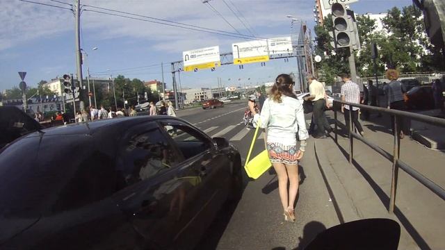 Открывание дверей перед мотоциклом смотреть онлайн