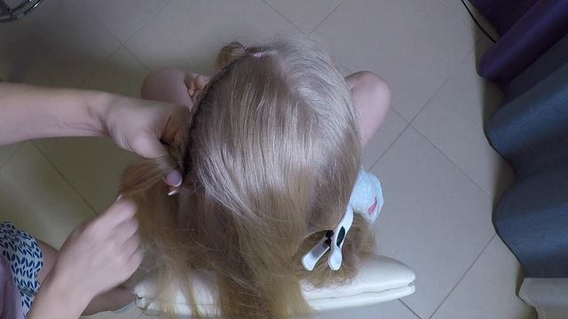 Детские прически на Новогодний утренник. Две косы наизнанку в низком хвосте смотреть онлайн