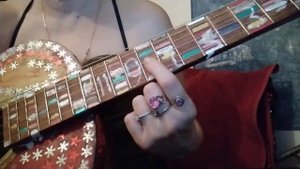 ??На одной струне? ?Маленькой Ёлочке? холодно зимой ???на ?гитаре как научиться играть за 5 мин????