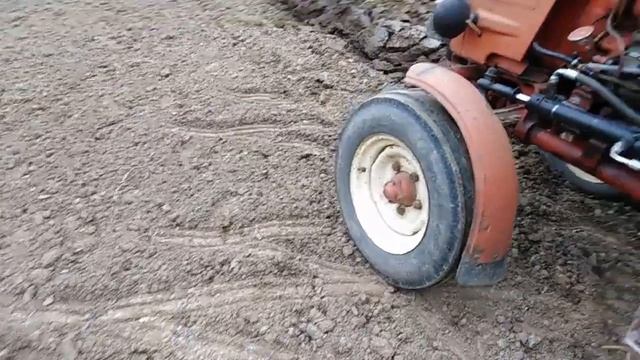 Осенняя вспашка огорода с трактором Т-25. смотреть онлайн