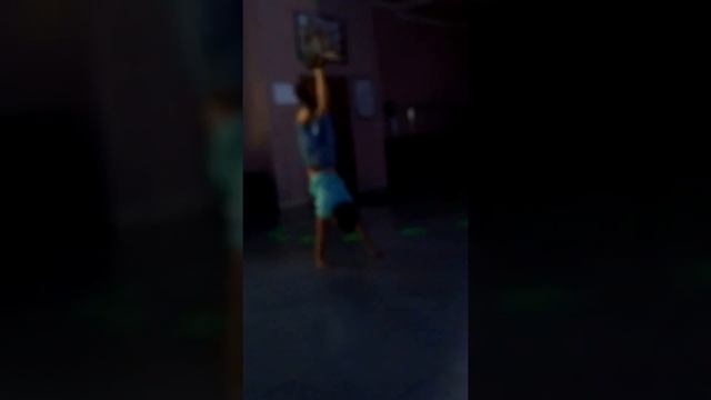 Мой друг танцует лёгкий брэйк на днюхе смотреть онлайн