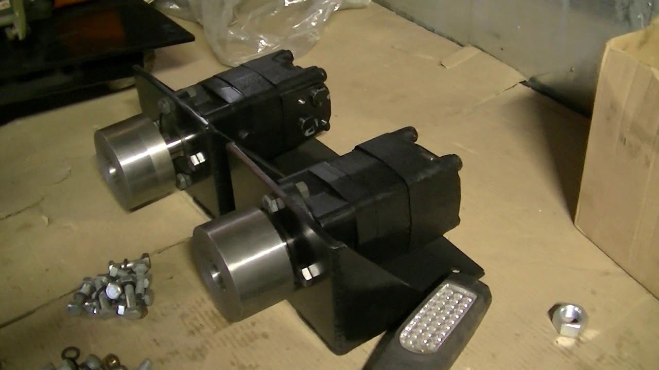 Самодельный гусеничный мини погрузчик. Новый проект.Ходовая и двигатель. смотреть онлайн