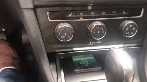 Штатная беспроводная зарядка для Golf7
