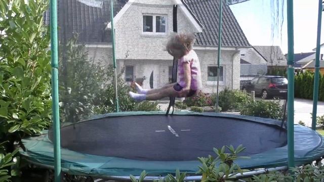 дети на батуте дети играют в невидимки jumping kids Video for Children Kids Trampoline Kids Vlog смотреть онлайн