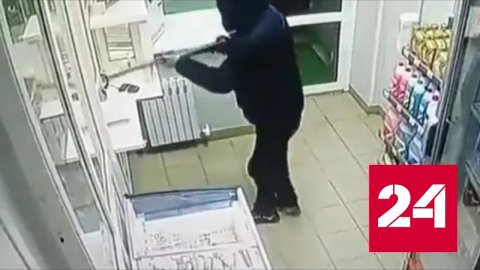 Курьезная попытка ограбления сельского магазина попала на видео - Россия 24