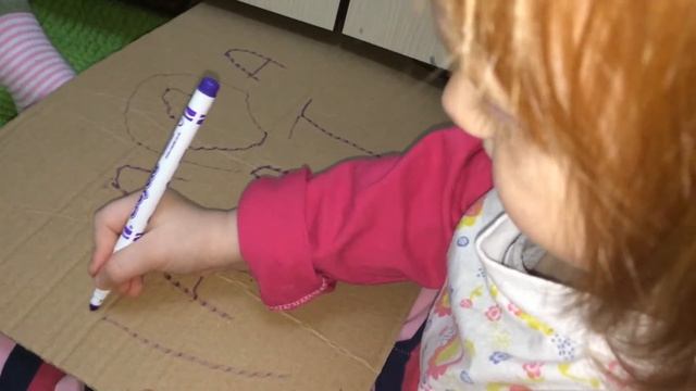 Ребенок пишет буквы (2 года 5 месяцев) смотреть онлайн