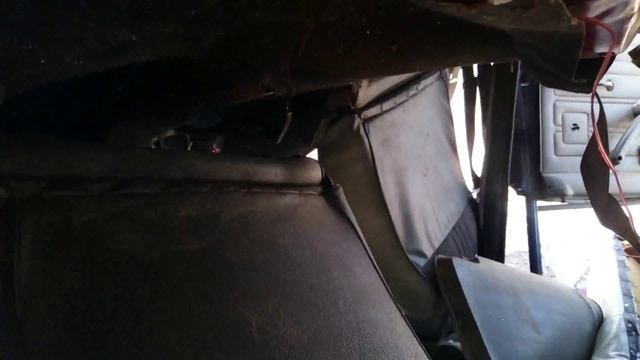 Перевёрнутая искорёженная машина посреди дороги в поле смотреть онлайн