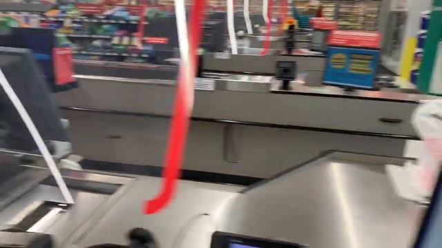 🔴 защитные ЭКРАНЫ 🔴 разметка безопасного расстояния в магазинах Америки ФлоридаЯлта 19.04.2020 смотреть онлайн