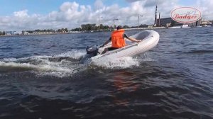 ПВХ лодка Badger Sport Line 300 на воде под мотором 5 л.с.