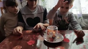 Как достать монету из тарелки с водой не замочив рук