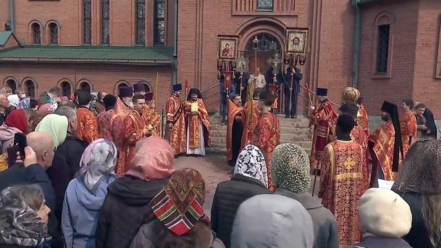 В Неделю о Фоме митрополит Алексий совершил Божественную литургию смотреть онлайн