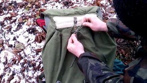 Быстрый способ завязать рюкзак.