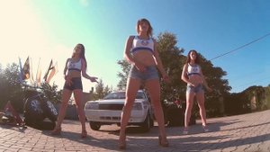 Красивые девушки автомеханики. Подготовка автомобиля к "Кубку Лиманов"