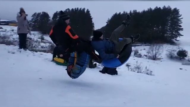 Жёсткие падения на ватрушках/Катаемся с горы/Травмы смотреть онлайн