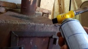 Юбка к железной трубе, течет по трубе вода, как убрать проблему.....