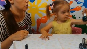 Красим ногти разными цветами Смешное видео для детей