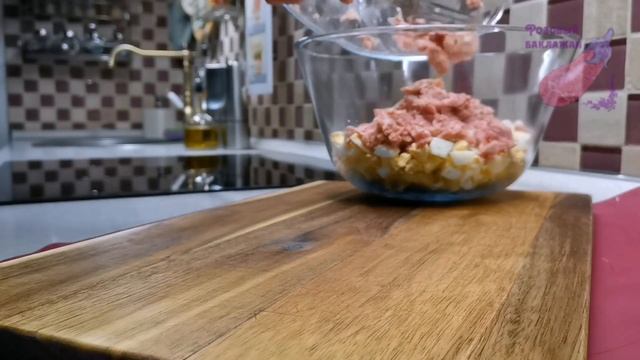 Необычайно вкусный САЛАТ из КОНСЕРВОВ на скорую руку, 10 минут и готово! Салат с рыбными консервами смотреть онлайн