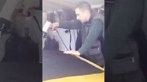 Как профессионалы обклеивают крышу машины черная пленка часть 2