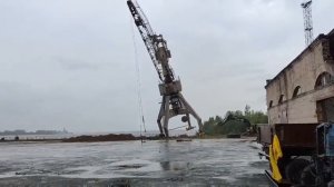 Падение портального крана.